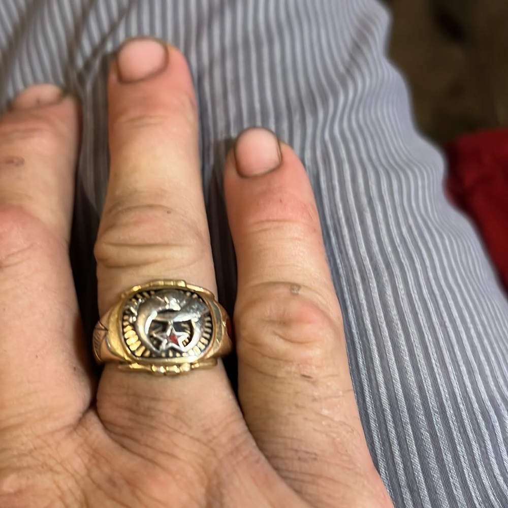 14 karat gold Masons ring in great shape very heavy